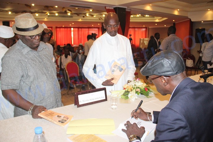 Les images de la cérémonie de dédicace du livre du journaliste-écrivain, Moriba Magassouba intitulé « Tchad-Sénégal La Machination acte II »