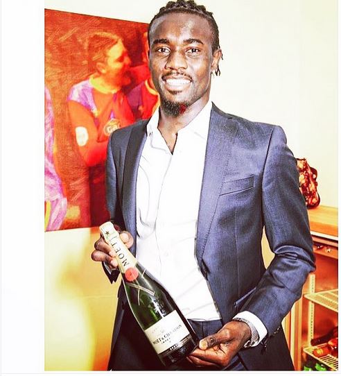 Élu homme du match Crystal Palace/Arsenal : Souaré pose avec sa bouteille....