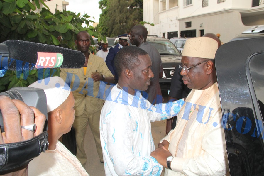 Le Chef de l'Etat au domicile de l'artiste M'baye Dièye Faye pour lui présenter ses condoléances, suite au décès de son père Vieux Sing Sing Faye.   ( Images )