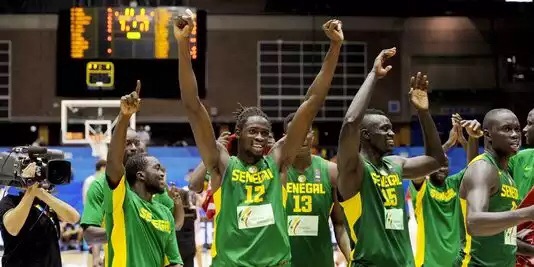 GROUPE B DE L’AFROBASKET : LES LIONS ARRACHENT LA VICTOIRE ET PRENNENT LA PREMIÈRE PLACE