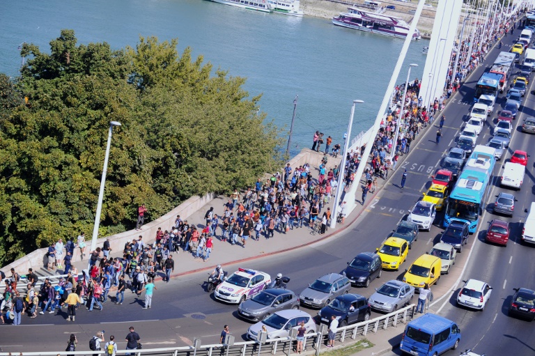 Plus d’un millier de migrants partent à pied de la gare de Budapest « pour l’Autriche »