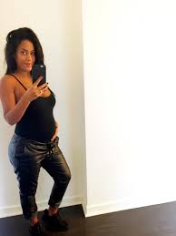 Amel Bent est enceinte : elle dévoile son baby bump