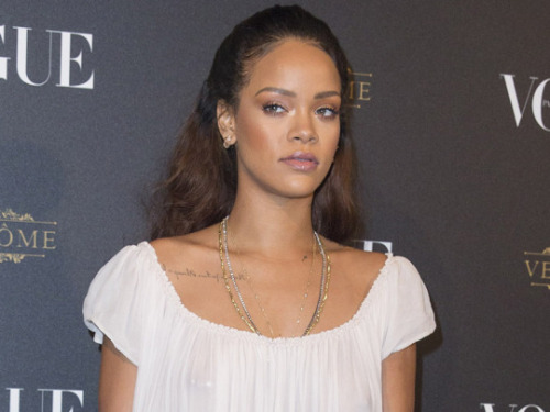 Rihanna : en chemise de nuit pour sortir en soirée !