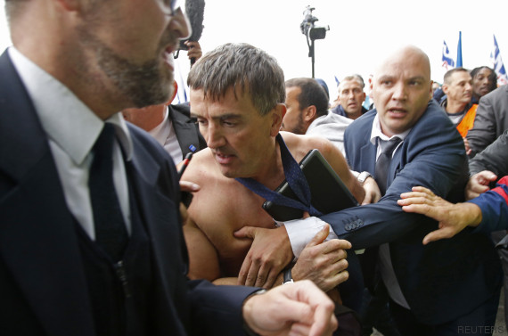 Air France : Xavier Broseta, le DRH de la compagnie, agressé par des salariés (Vidéo)