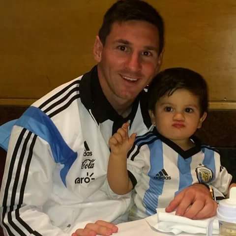 Instant mignon : Lionel Messi à table, son fils dans ses bras