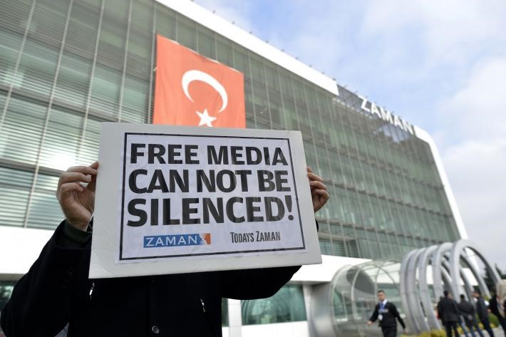 La police turque dans les locaux de Zaman : Le rédacteur en chef arrêté