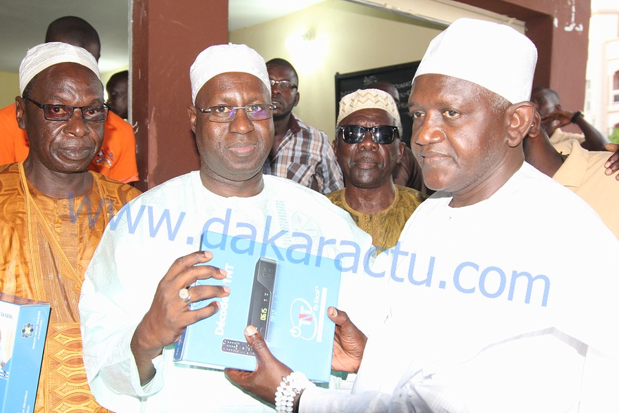 Télévision numérique terrestre : Le DG de l’ARTP remet des décodeurs aux notables de M'bao (IMAGES)