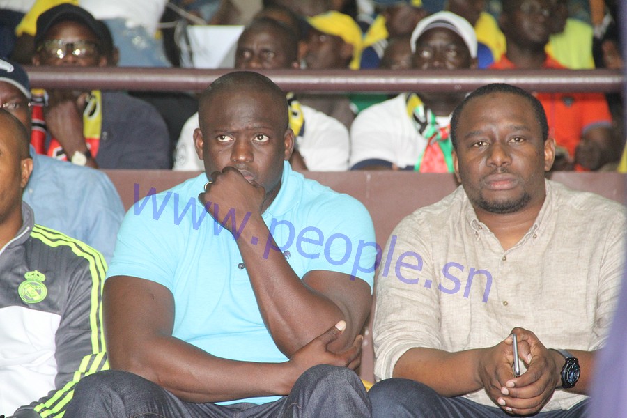 Les hommes d'affaires Elimane Lam et Aziz Ndiaye au stade pour supporter les Lions