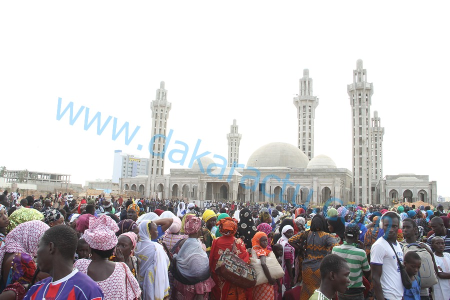 Magal de Touba 2015 : Départ de talibés à partir de la Mosquée Massalikoul Djinane. ( IMAGES )