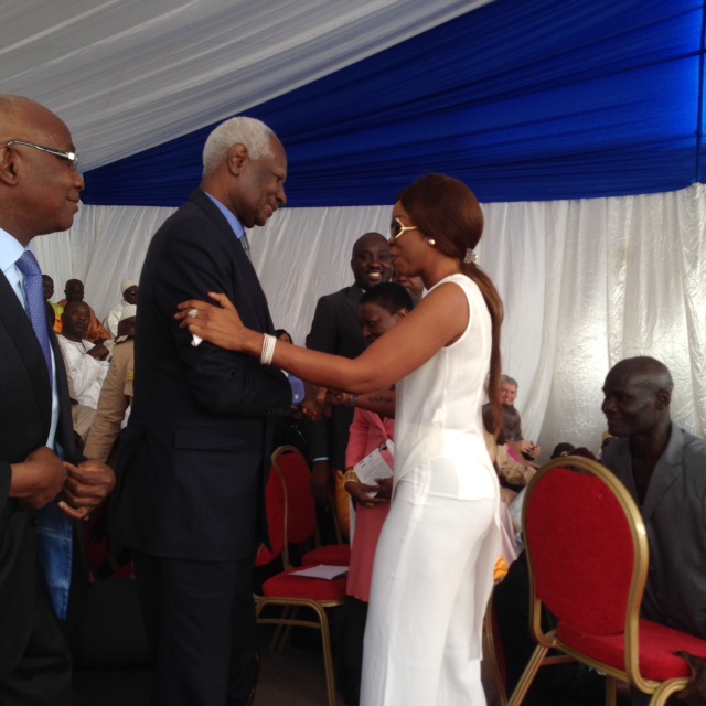 Images du retour de l'ancien President Abdou Diouf à son école primaire qui porte désormais son nom