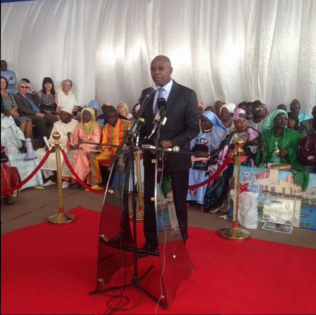 Images du retour de l'ancien President Abdou Diouf à son école primaire qui porte désormais son nom