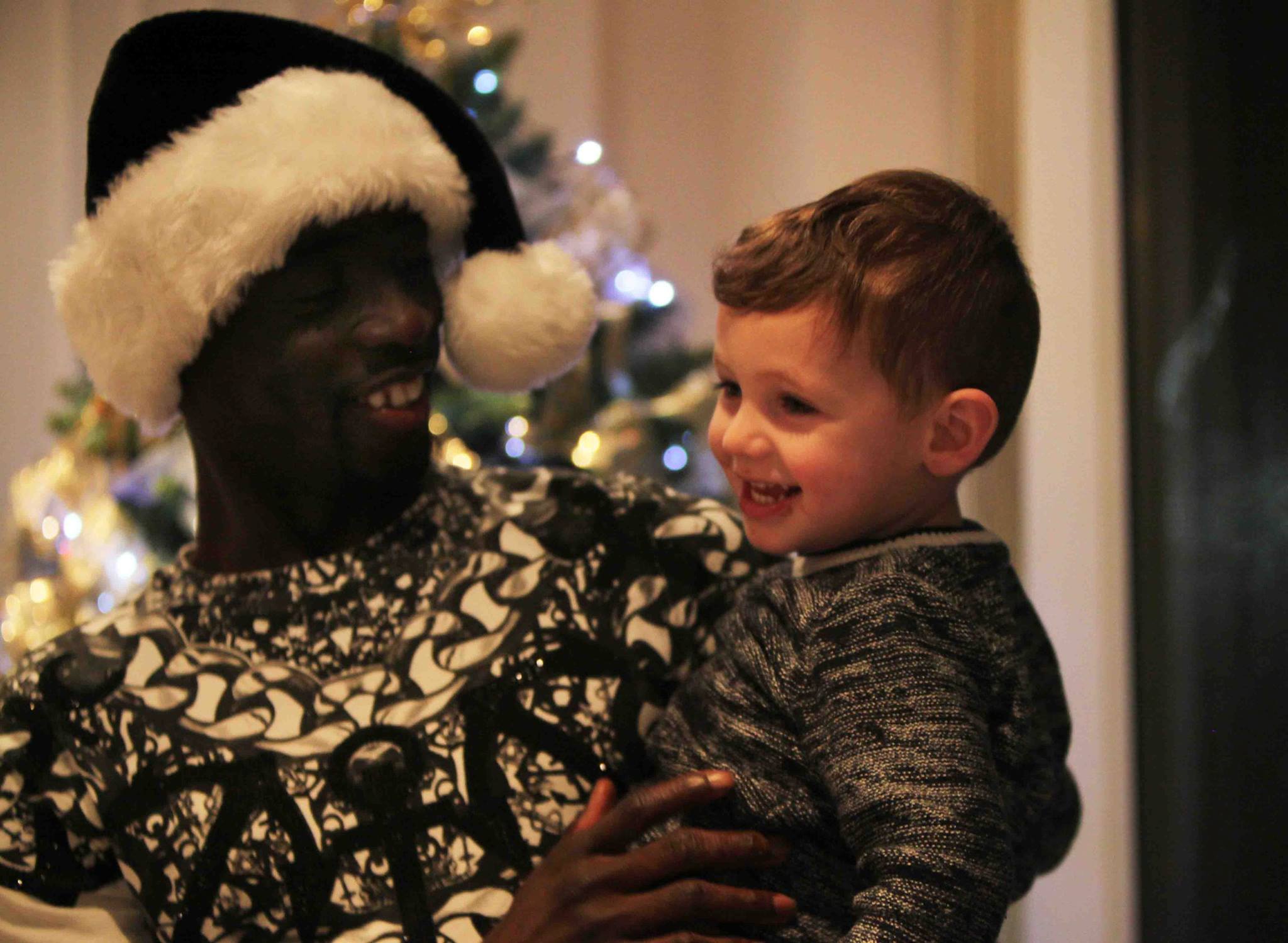 Londres-Noël : Papis Demba Cissé ouvre les portes de sa maison aux enfants.