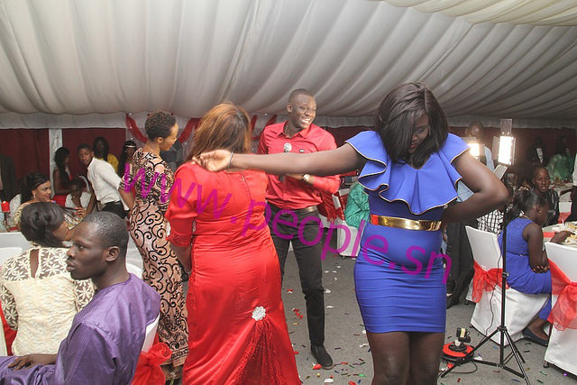 L'animatrice de Walf Petit'Dej, Thioro Mbar Ndiaye au mariage de son frère Momo Ndiaye