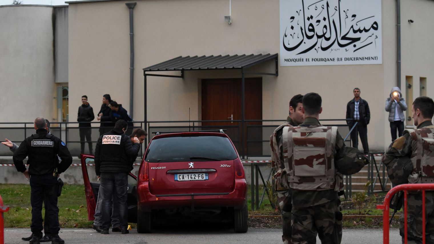 FRANCE : Un homme fonce en voiture sur un militaire posté devant une mosquée de Valence
