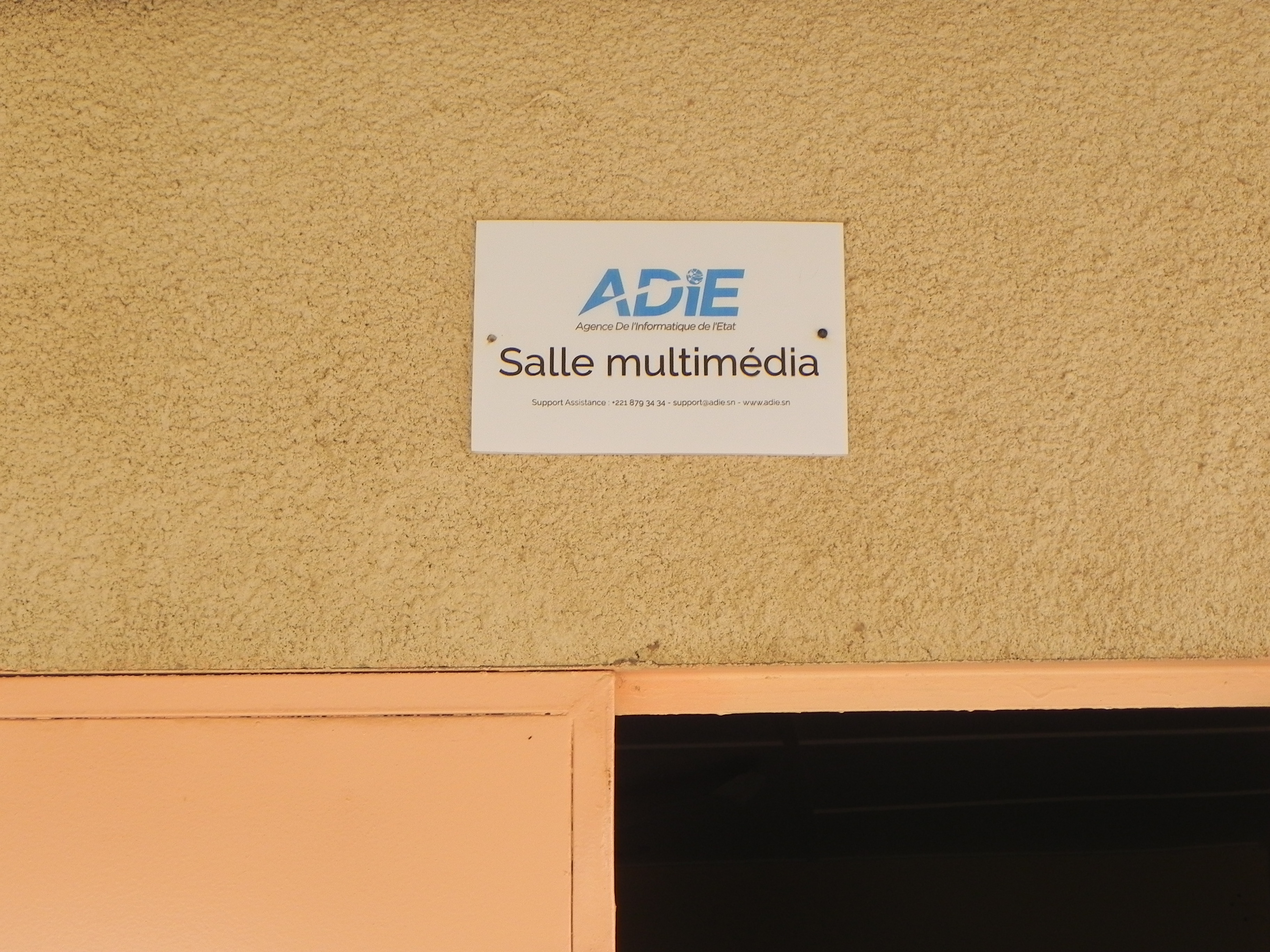 Solidarité numérique : 12 salles multimédia installées par l’ADIE qui équipe lycées et collèges