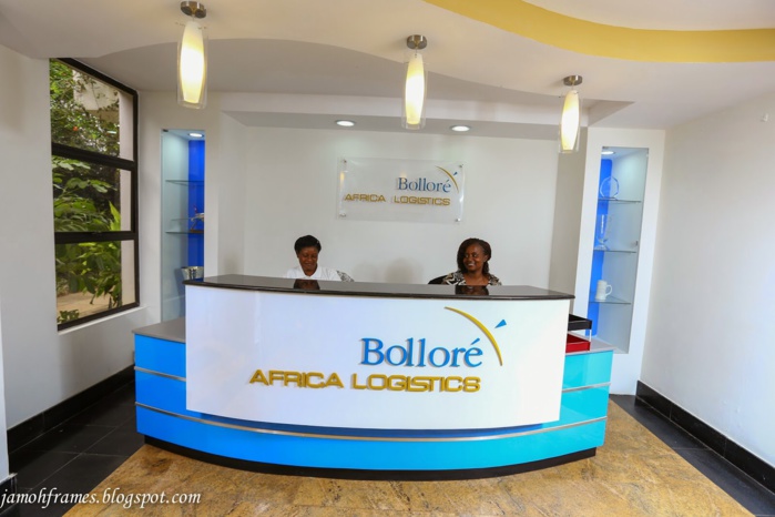 Pour protester contre les discriminations et le traitement illégal, les travailleurs de Bolloré Africa Logistique Sénégal en brassard rouge