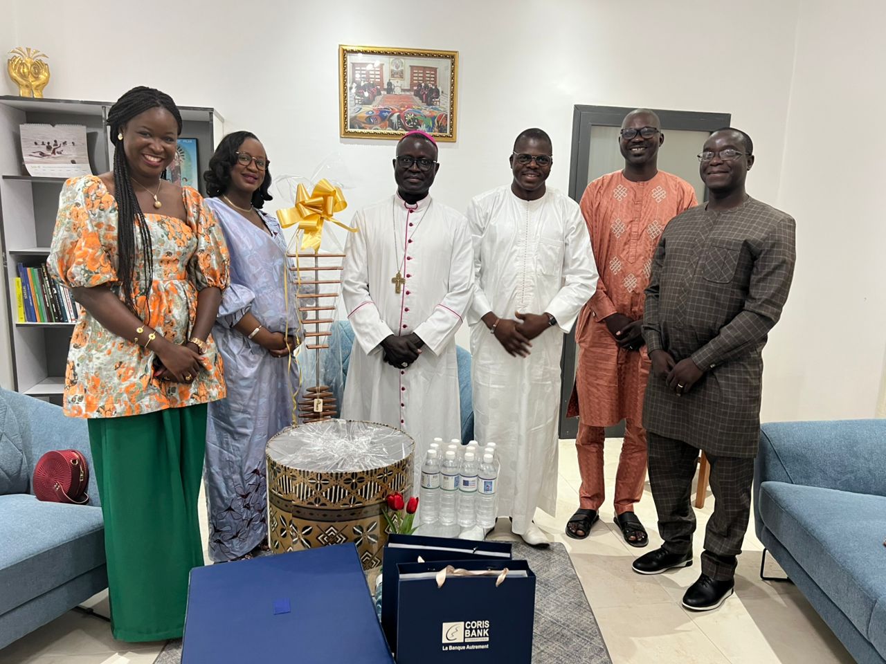 Pèlerinage Marial de Popenguine: Coris Bank International Sénégal offre un cadeau symbolique à Monseigneur André Guèye et des packs d'eau aux marcheurs