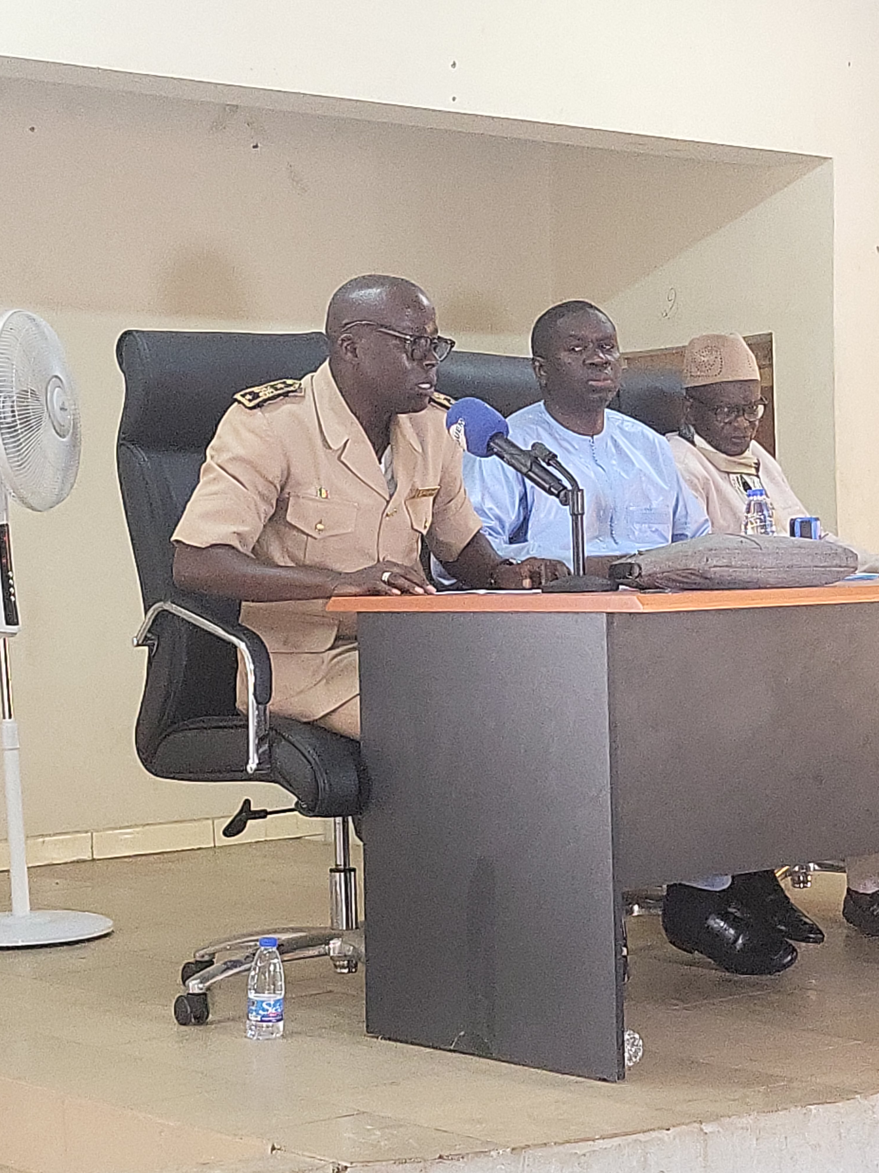 Thiadiaye : le sous-préfet Richard Biram Faye tape du poing sur la table pour libérer le carrefour