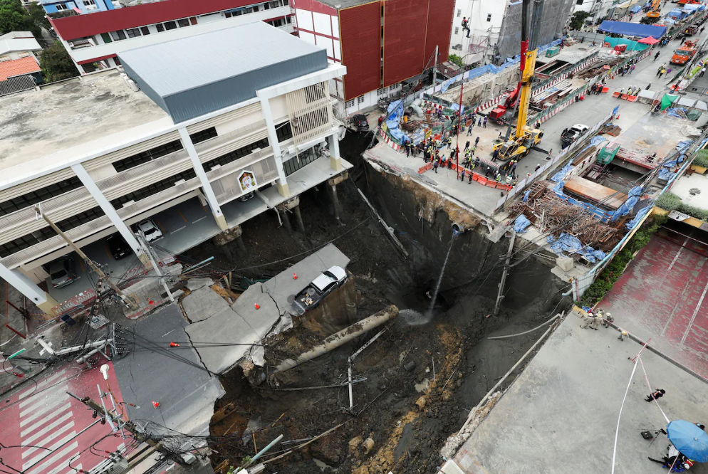Images impressionnantes à Bangkok: un gouffre de 50 mètres se crée en plein centre-ville