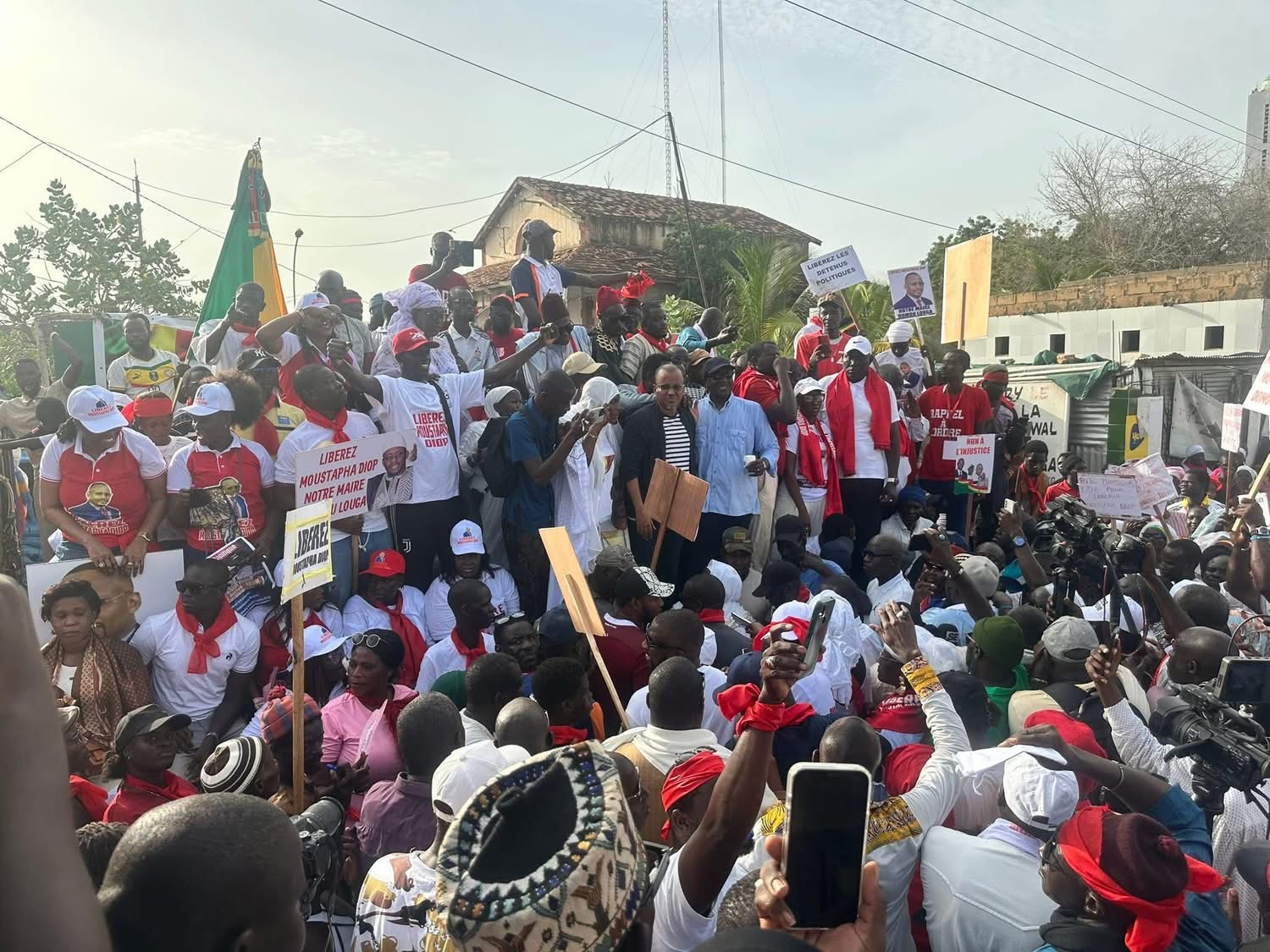 Manifestation Pacifique à Louga : la population dans la rue, exige la libération de Moustapha Diop