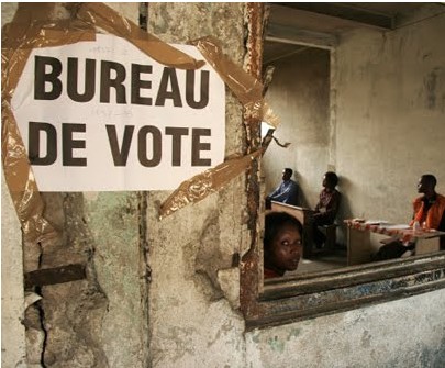 Un leader politique se livre à des pratiques mystiques dans les bureaux de vote