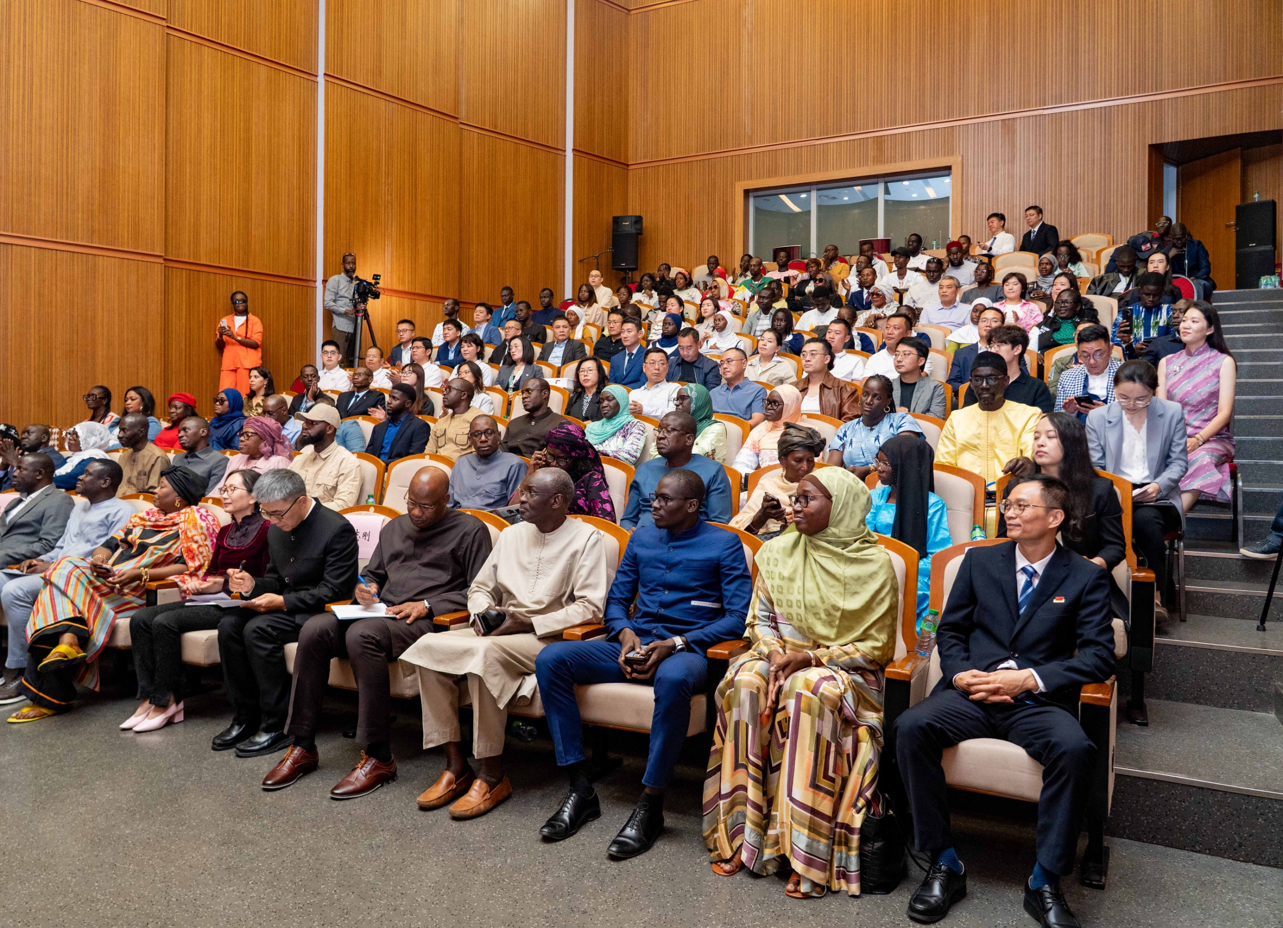 50ᵉ anniversaire de l’envoi de la mission médicale chinoise (Fujian) au Sénégal : une exposition photographique pour célébrer un demi-siècle de coopération sanitaire