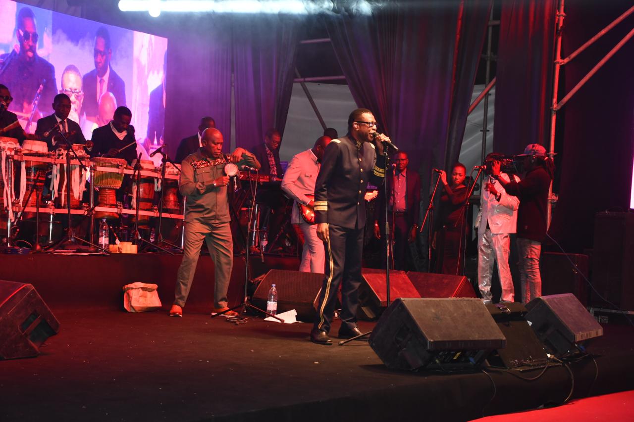 [ Images] Soirée de gala des Forces armées  : Youssou Ndour "met le feu" à la Base navale Amiral Faye Gassama