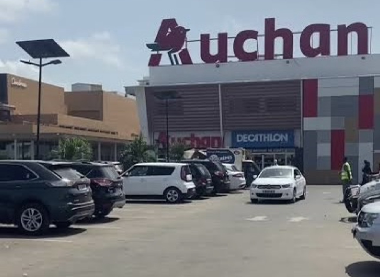 Auchan Mermoz : deux clients pris la main dans le panier, la vigilance des vigiles fait chec un double vol Auchan Mermoz : deux clients pris la main dans le panier, la vigilance des vigiles fait chec un double vol