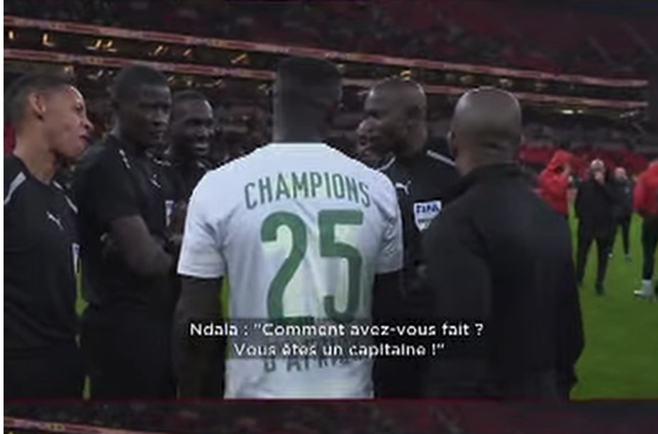 Scène surréaliste après la finale Sénégal - Maroc : Le corps arbitral remercie Sadio Mané comme un sauveur