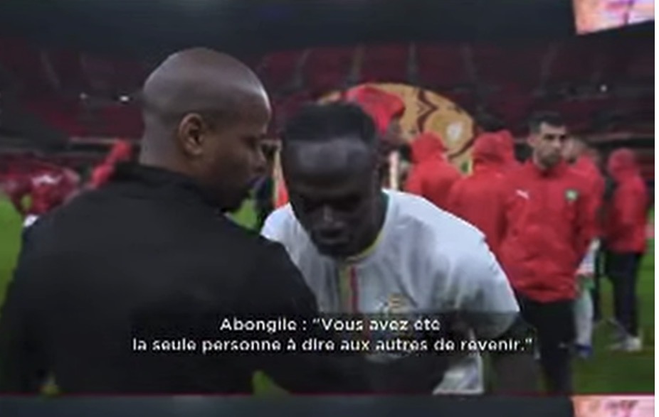 Scène surréaliste après la finale Sénégal - Maroc : Le corps arbitral remercie Sadio Mané comme un sauveur