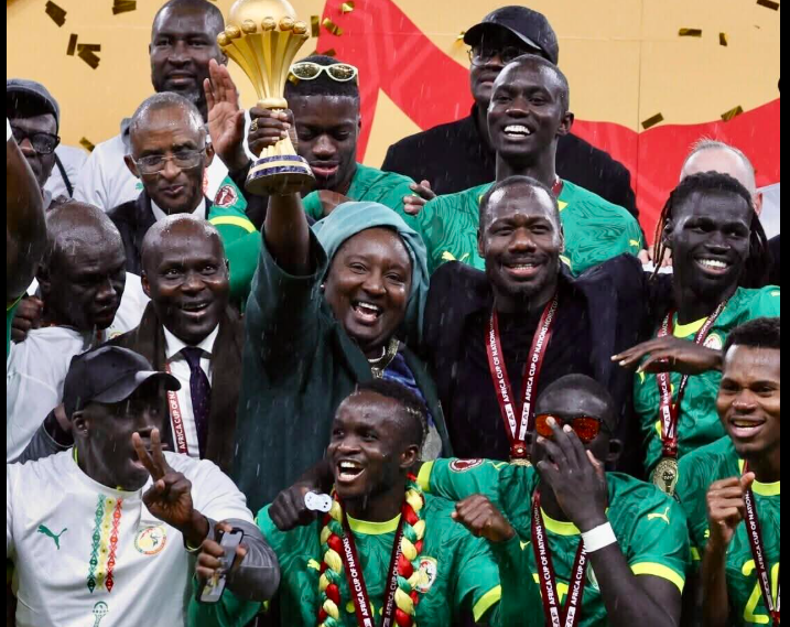 Le gouvernement envisage une revalorisation salariale pour le coach Pape Thiaw: « Ku def lu rëy, am lu rëy », annonce Khady Diene Gaye