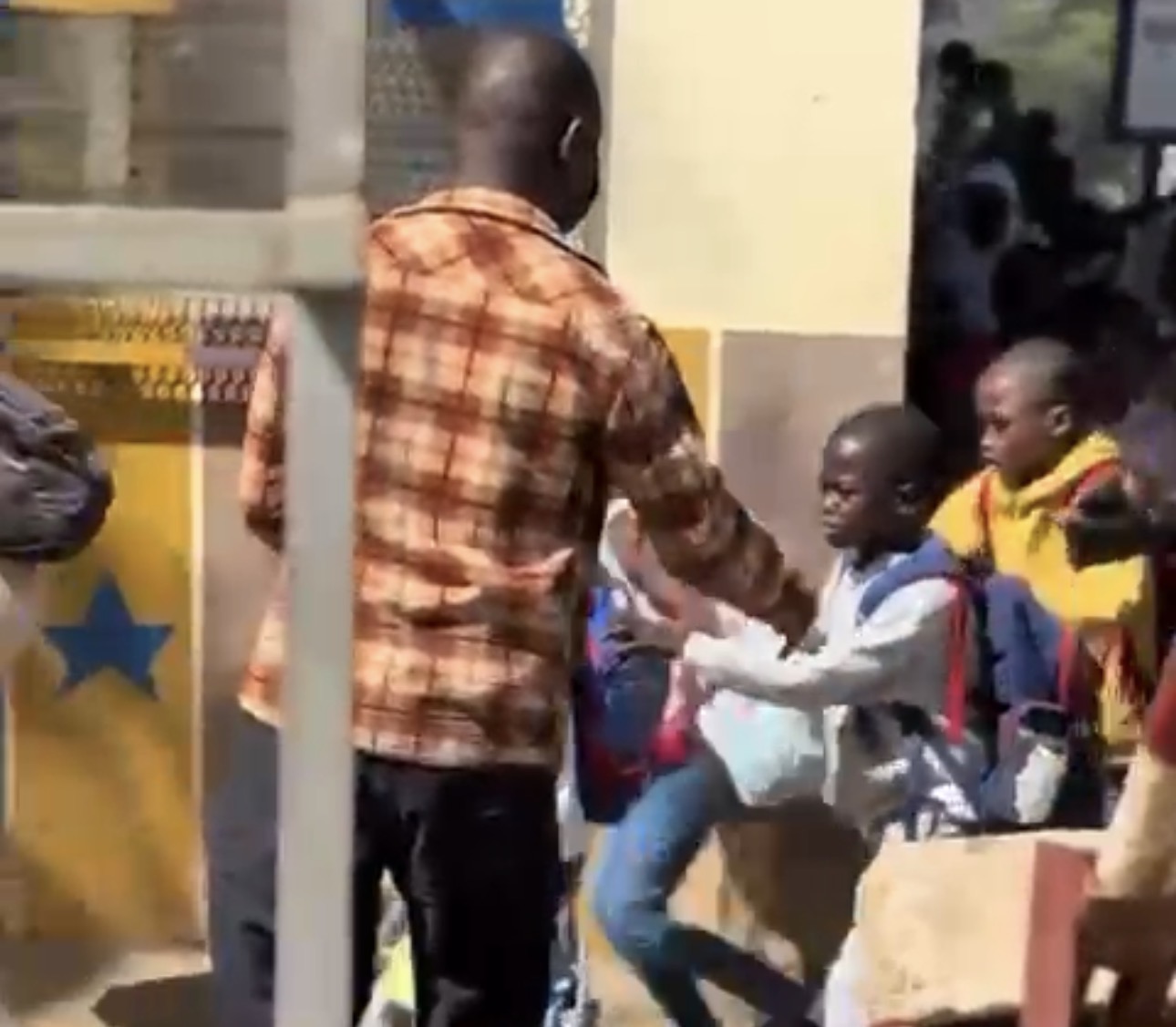 UCAD : Des enfants évacués après des tirs de gaz lacrymogènes près de la cité Aline Sitoé Diatta