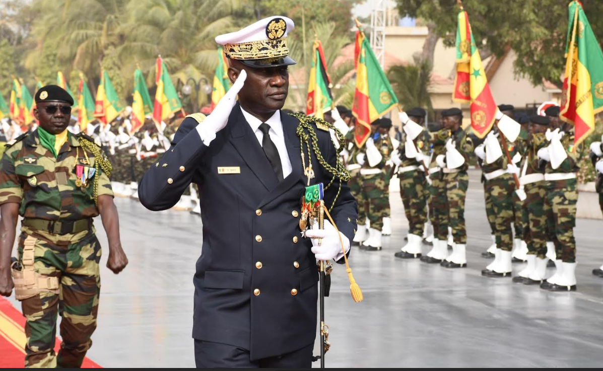 Installation du nouveau CEMGA : le Vice-Amiral d’Escadre Oumar Wade prend le commandement des Armées