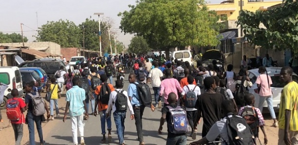 Distribution de billets de 5.000 F aux enfants de l'Académie de  Pikine Guédiawaye : le Ministère de l'Éducation nationale lance une alerte