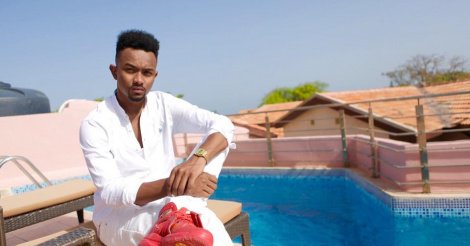 Le rappeur Elzo sort son album « Freengdom » sur… Bracelet clé USB