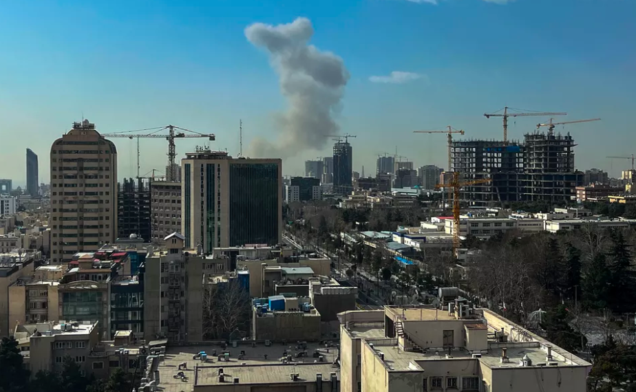 Trump dit qu'il "pourrait y avoir des victimes" américaines dans l'attaque contre l'Iran