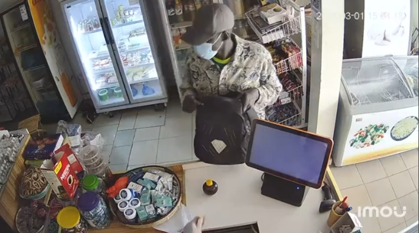 Vol spectaculaire dans une boutique à Thiès : Un individu dérobe une forte somme d'argent en plein jour