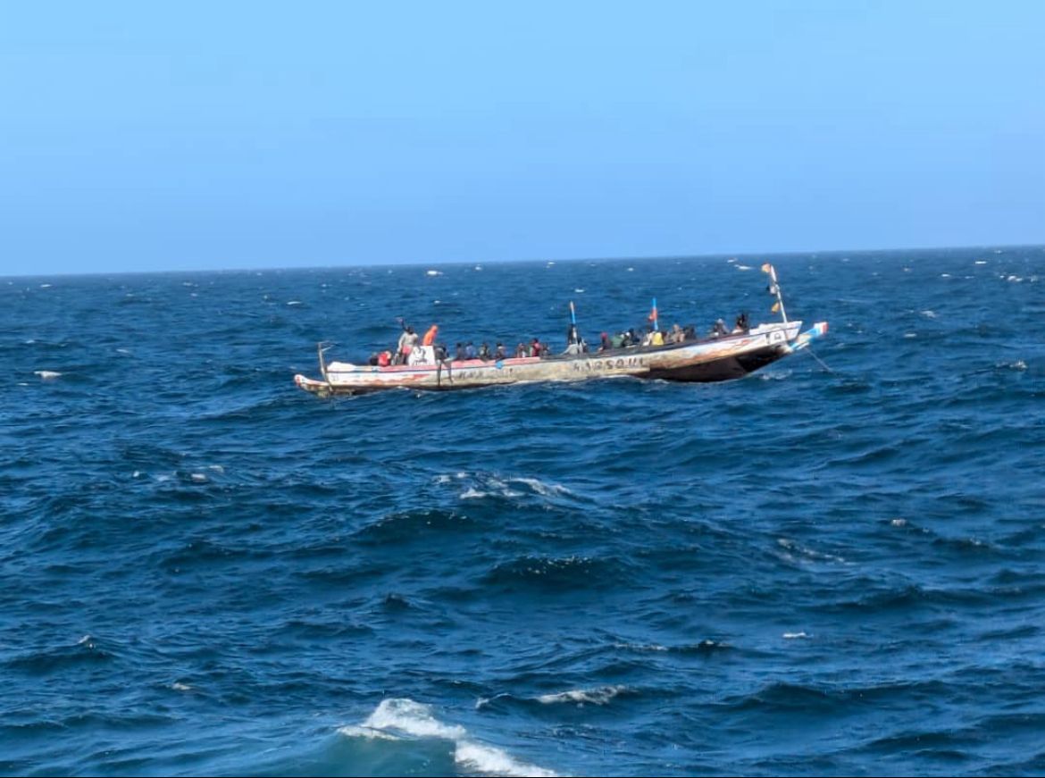 Émigration irrégulière : la Marine nationale intercepte une pirogue avec 139 migrants et le corps sans vie d’un bébé