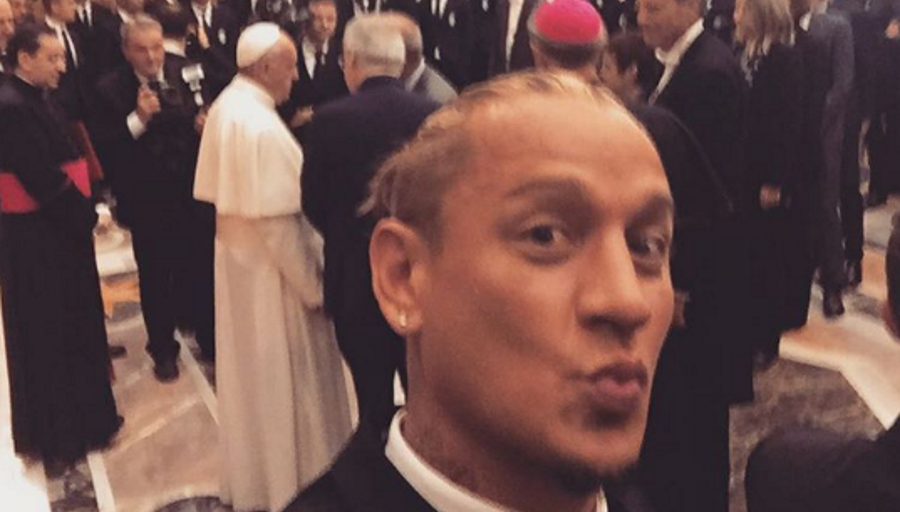 Mexès et le Pape : Le selfie qui choque l’Italie