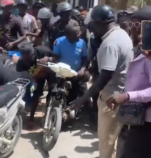 Insolite à Thiès : des conducteurs de Jakarta interpellent un Asp et le livrent à la police pour non port de casque
