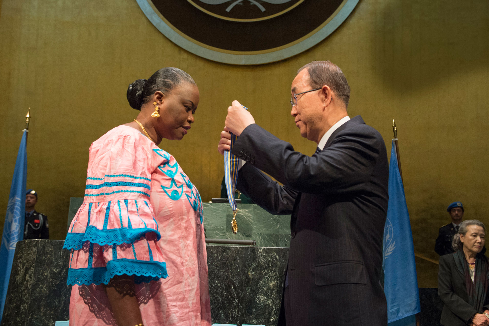 Le Secrétaire général Ban Ki-moon remet la "Médaille Capitaine Mbaye Diagne pour courage exceptionnel" à la veuve du Capitaine Diagne. Photo ONU/Eskinder Debebe