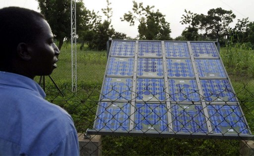 Le recours au solaire pourrait aider les pays d'Afrique à résorber leur déficit énergétique. Photo AFP