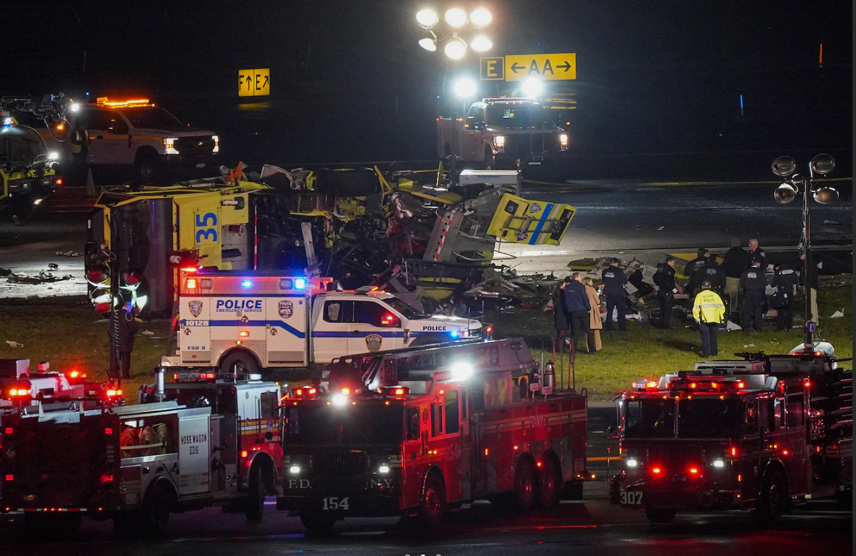Un avion percute un camion de pompiers à l’aéroport de LaGuardia à New York: deux morts