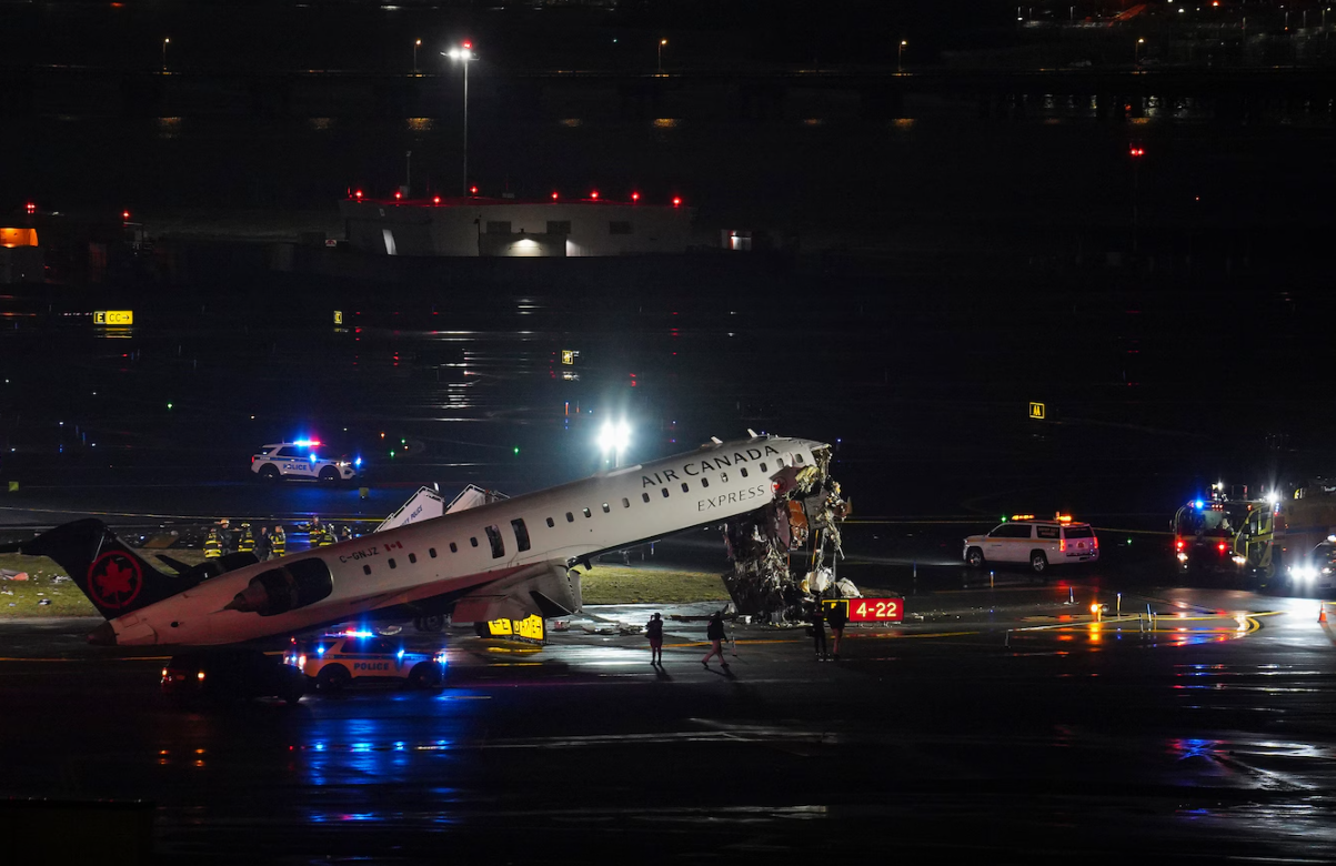Un avion percute un camion de pompiers à l’aéroport de LaGuardia à New York: deux morts
