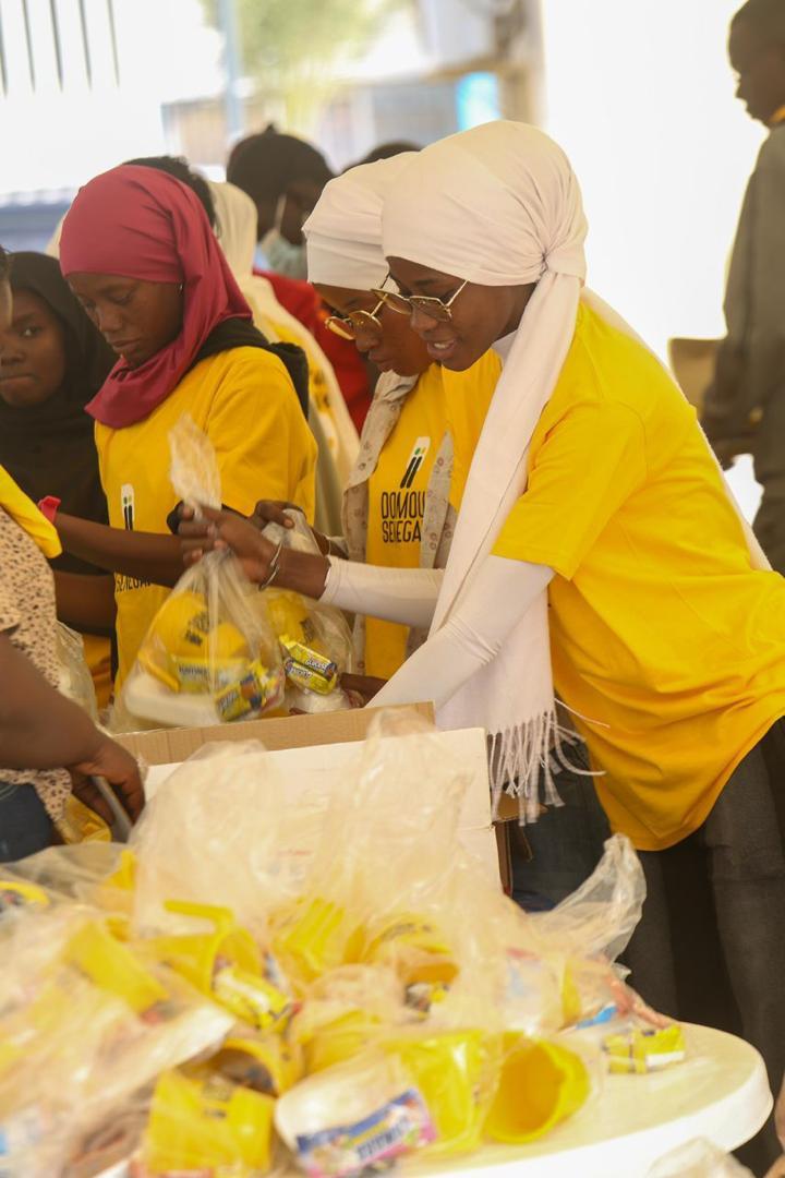 À Dakar, l’association caritative Domou Sénégal mobilise 115 bénévoles et distribue près de 7 000 kits de Ndogou pour renforcer le lien social
