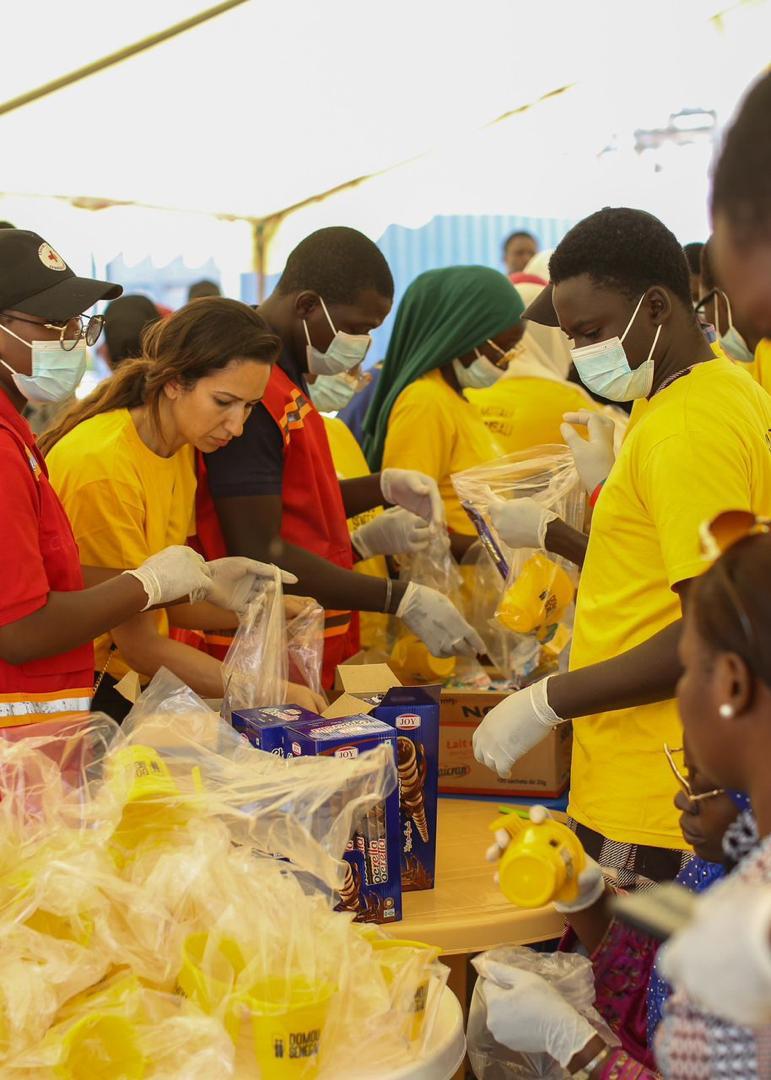À Dakar, l’association caritative Domou Sénégal mobilise 115 bénévoles et distribue près de 7 000 kits de Ndogou pour renforcer le lien social
