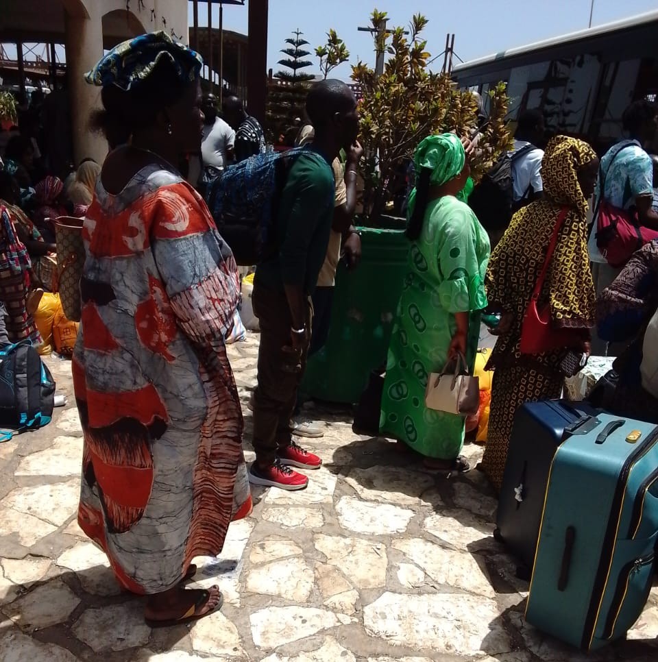 [ Images ] Grève des transporteurs-Paques : les usagers à bout à la gare des Baux maraîchers de Pikine