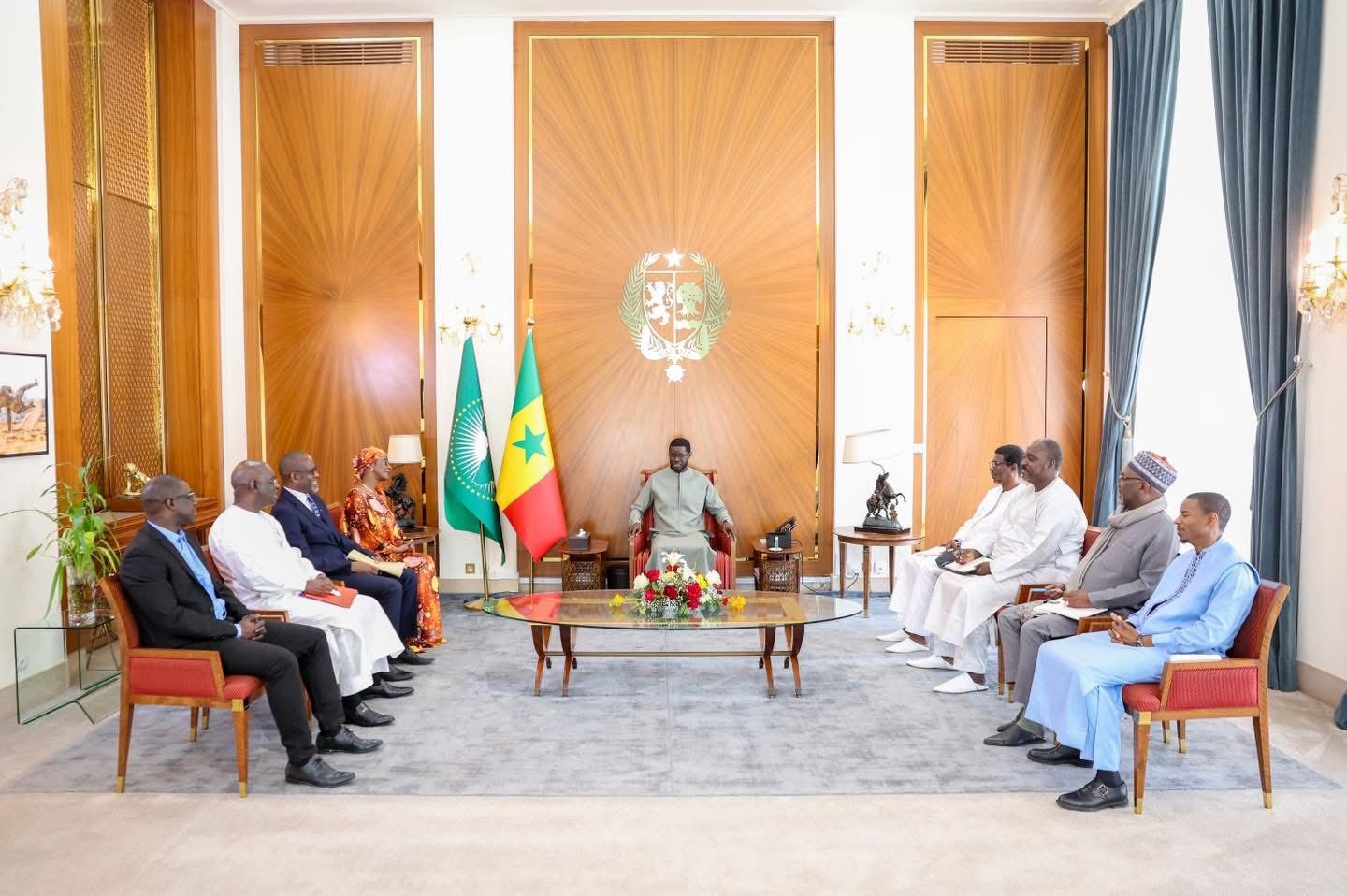 Centenaire du Président  Abdoulaye Wade : Bassirou Diomaye Faye reçoit une délégation du Parti démocratique sénégalais au Palais