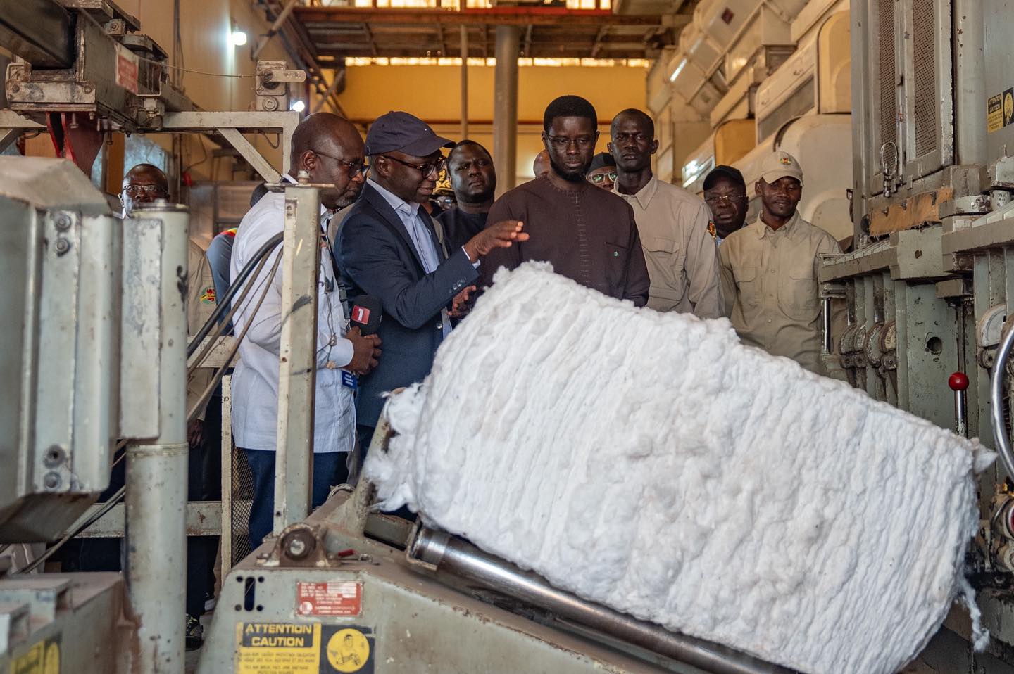 Tournée économique à Kolda : Le président Bassirou Diomaye Faye visite l'usine de coton de la SODEFITEX de vélingara et promet...