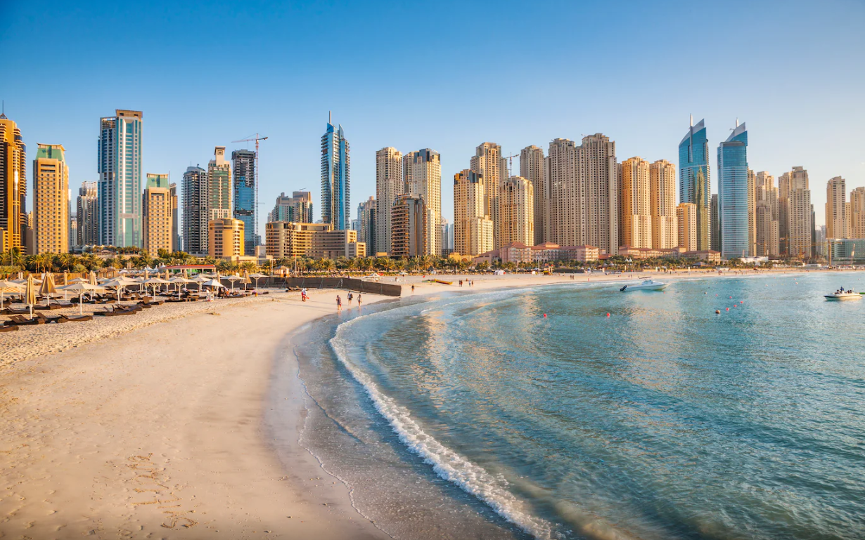 Hôtels et attractions ferment leurs portes à Dubaï, tandis que des milliers de travailleurs se retrouvent sans emploi